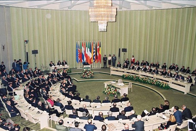 signature_of_the_treaty_of_maastricht_1993