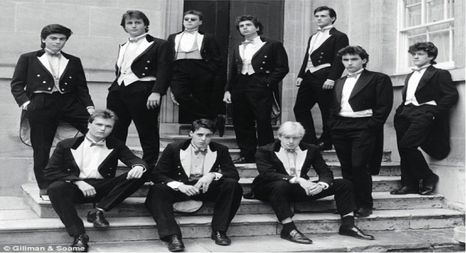 Ritratto di famiglia: il Bullingdon Club nel 1987. In piedi, da sinistra: il banchiere Sebastian Grigg, David Cameron, il designer Ralph Perry-Robinson, l’ambasciatore Ewen Fergusson, il banker Matthew Benson, l’avvocato Marc Rowlands e il pubblicitario Harry Eastwook. Seduti: il CEO Sebastian James, il giornalista Jonathan Ford e il politico Boris Johnson